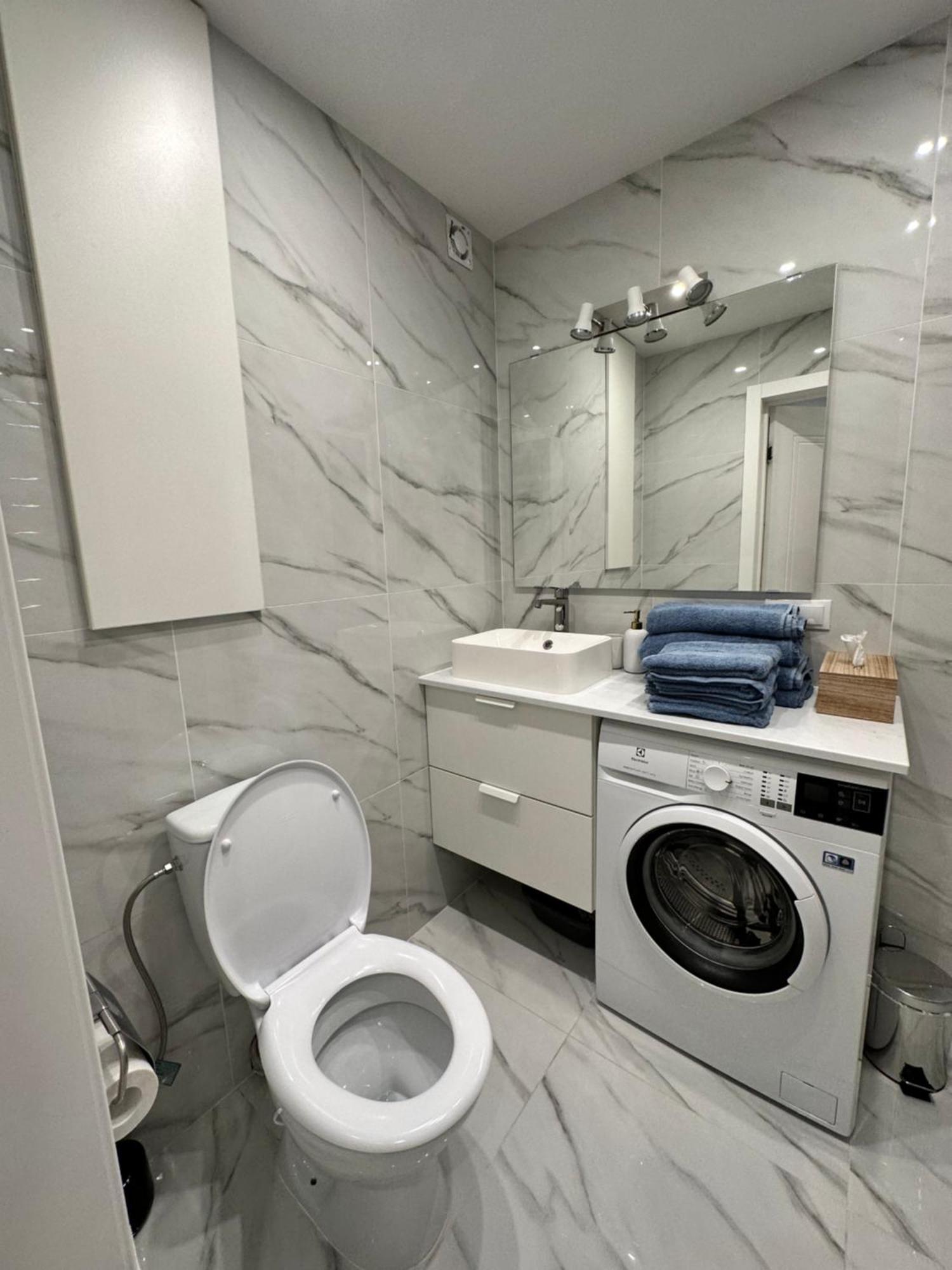 Parkside Escape: Stylish 1-Br Apartment Riga Luaran gambar